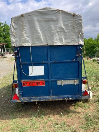 Remolque ganadero azul