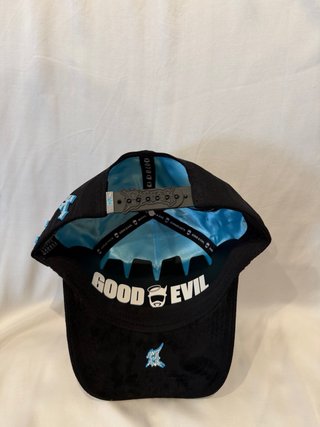 Gorra Negra con Diseño de Cruz y Letra B