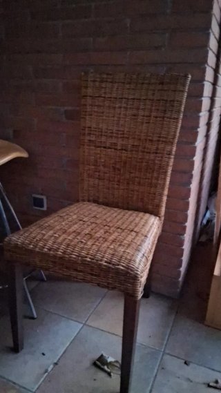 Sillas de mimbre y madera