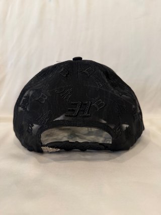 Gorra Negra con Bordado