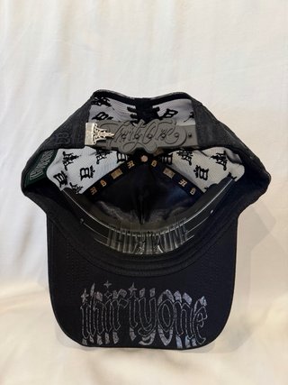 Gorra Negra con Bordado