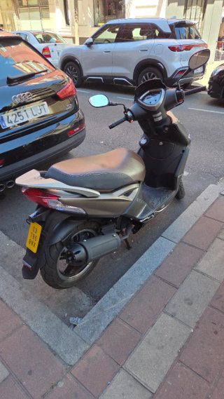 Scooter gris y marrón