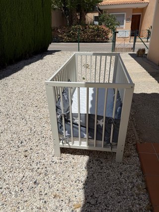 Cuna bebé con barrotes y colchón