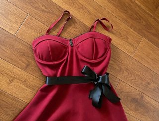 Vestido burdeos con lazo negro