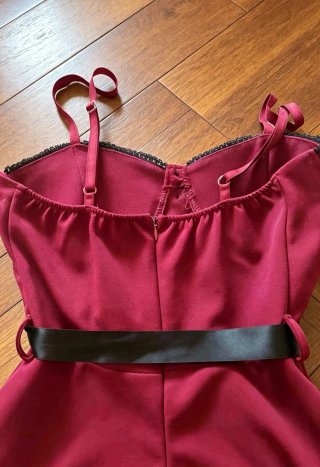 Vestido burdeos con lazo negro