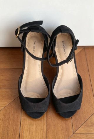 Sandalias negras de cuña con pulsera