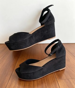 Sandalias negras de cuña con pulsera