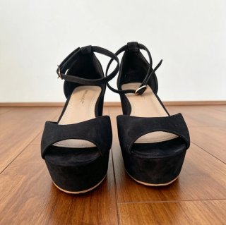 Sandalias negras de cuña con pulsera