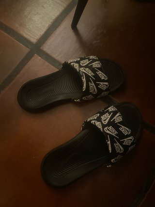 Chanclas Nike Negras con Logo Blanco