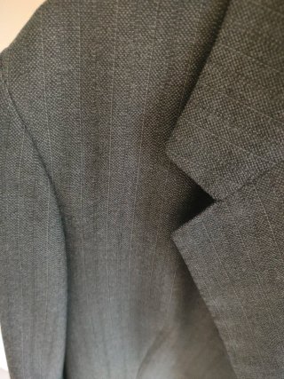 Blazer gris con rayas diplomáticas