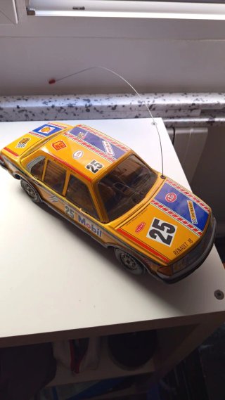Coche de juguete Renault 18 de hojalata