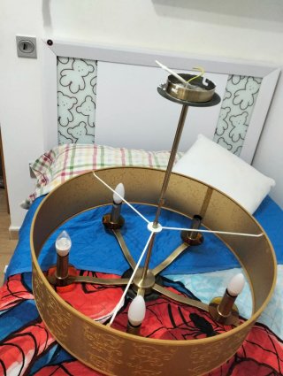 Lámpara dorada salón con tulipa