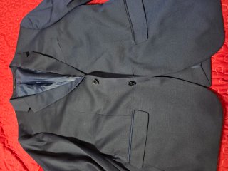 Traje de novio azul con corbata roja