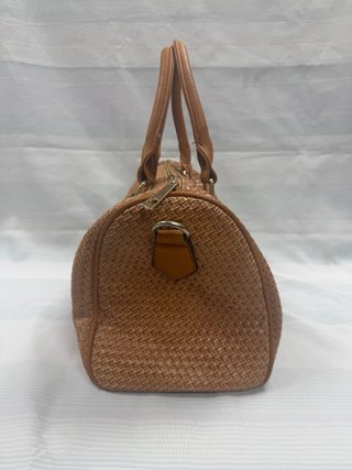 Bolso baúl trenzado camel con correa