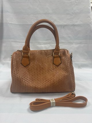 Bolso baúl trenzado camel con correa