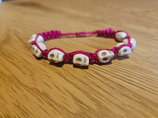 Pulsera piedras Howlite Calaveras Rosa