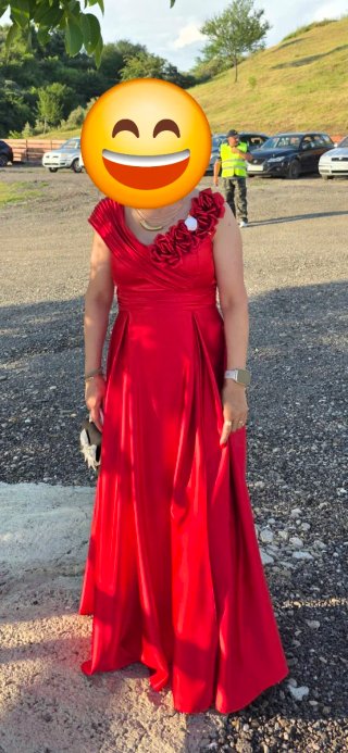 Vestido rojo elegante con flores