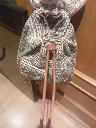 Mochila con estampado geométrico