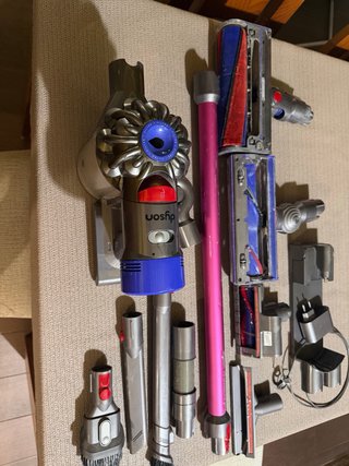 Aspiradora Dyson V8 con accesorios
