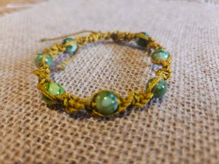 Pulsera hecha a mano con cuentas verdes