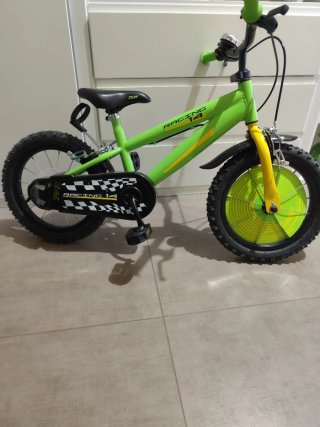 Bicicleta infantil verde y amarilla