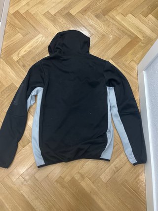 Chaqueta Nike gris y negra