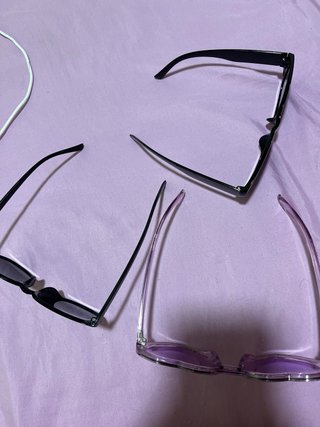 Gafas de sol negras y moradas