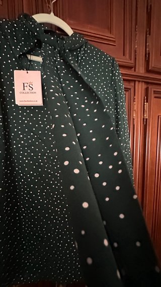 Camisa verde de lunares