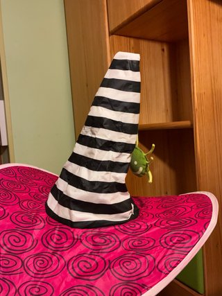 Sombrero de bruja con rayas y diseño rosa