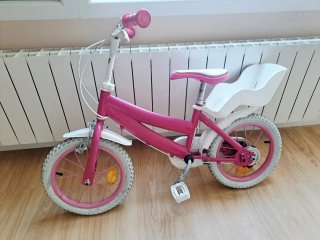 Bicicleta infantil rosa con asiento trasero