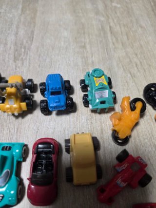 Lotto 28 macchinine Hot Wheels kinder Zanini