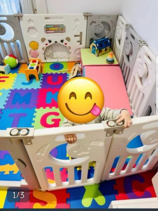 Parque infantil con juegos y pelotas