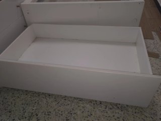 Cama individual blanca con cajones