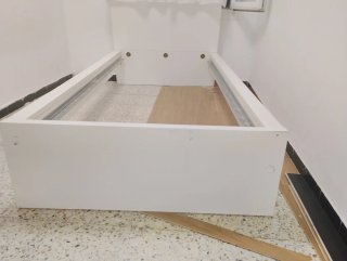 Cama individual blanca con cajones