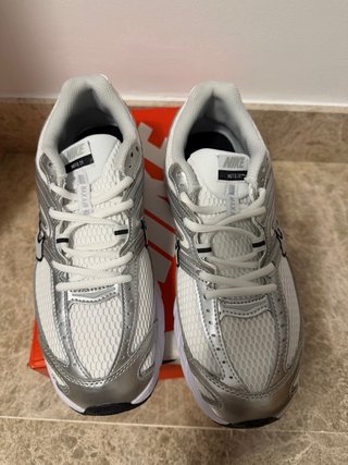 Zapatillas Nike Moto 2K Plata y Blanco