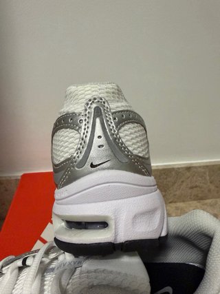 Zapatillas Nike Moto 2K Plata y Blanco
