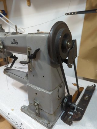 Máquina de coser Adler triple arrastre