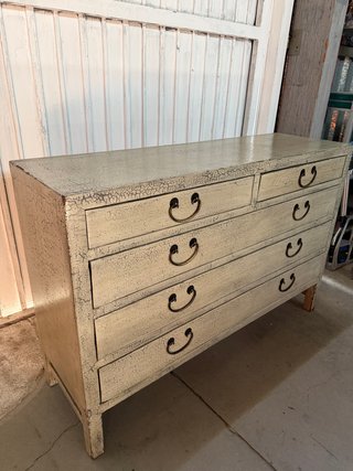 Cómoda de madera maciza con acabado craquelado