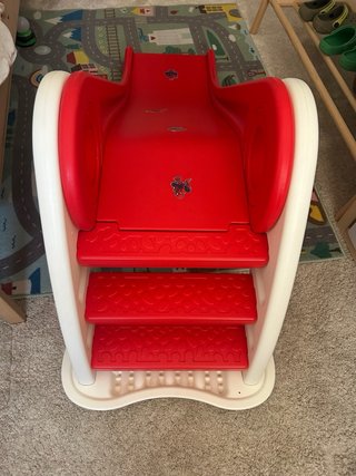Tobogán infantil rojo