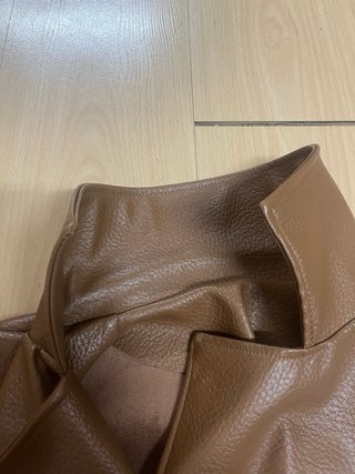 Chaqueta corta blazer piel sintética.