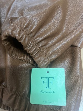 Chaqueta corta blazer piel sintética.