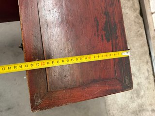 Mueble bajo de madera antigua pequeño