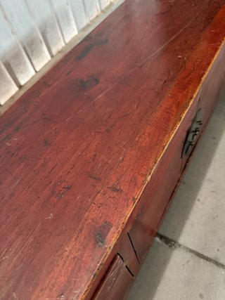 Mueble bajo de madera antigua pequeño