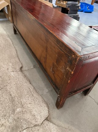 Mueble bajo de madera antigua pequeño