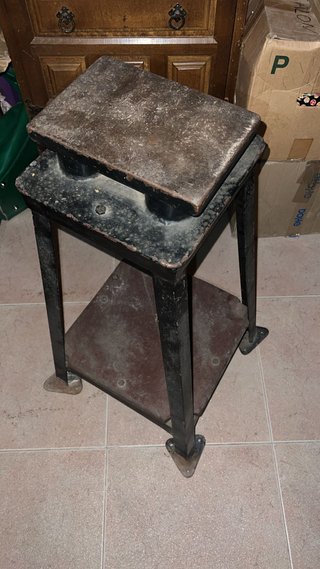 Antiguo banco/soporte de herrero con yunque