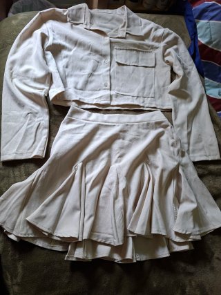 Conjunto falda y blusa beige