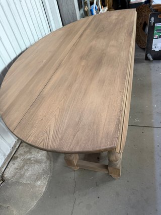 Mesa comedor ovalada de madera maciza nueva
