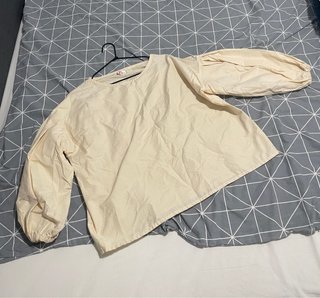 Blusa beige tejido natural manga abullonada