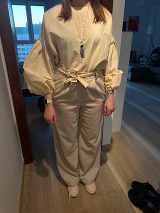 Blusa beige tejido natural manga abullonada