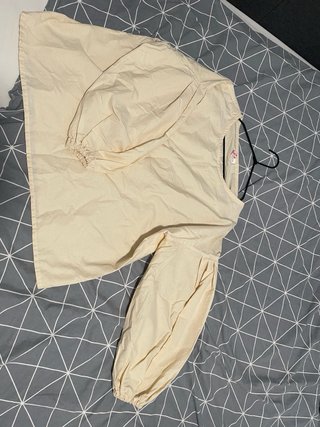 Blusa beige tejido natural manga abullonada